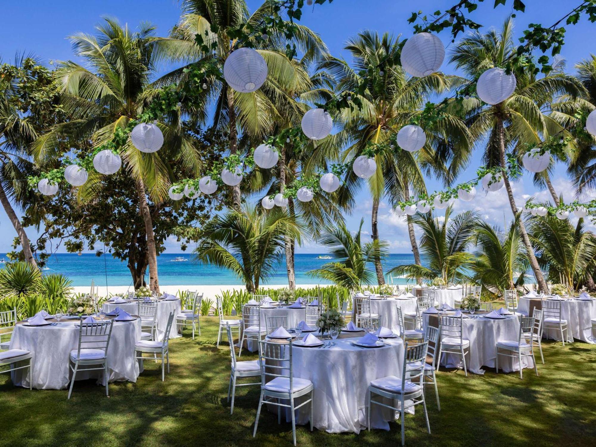 Movenpick Resort & Spa Boracay Yapak Extérieur photo A wedding reception at the beach