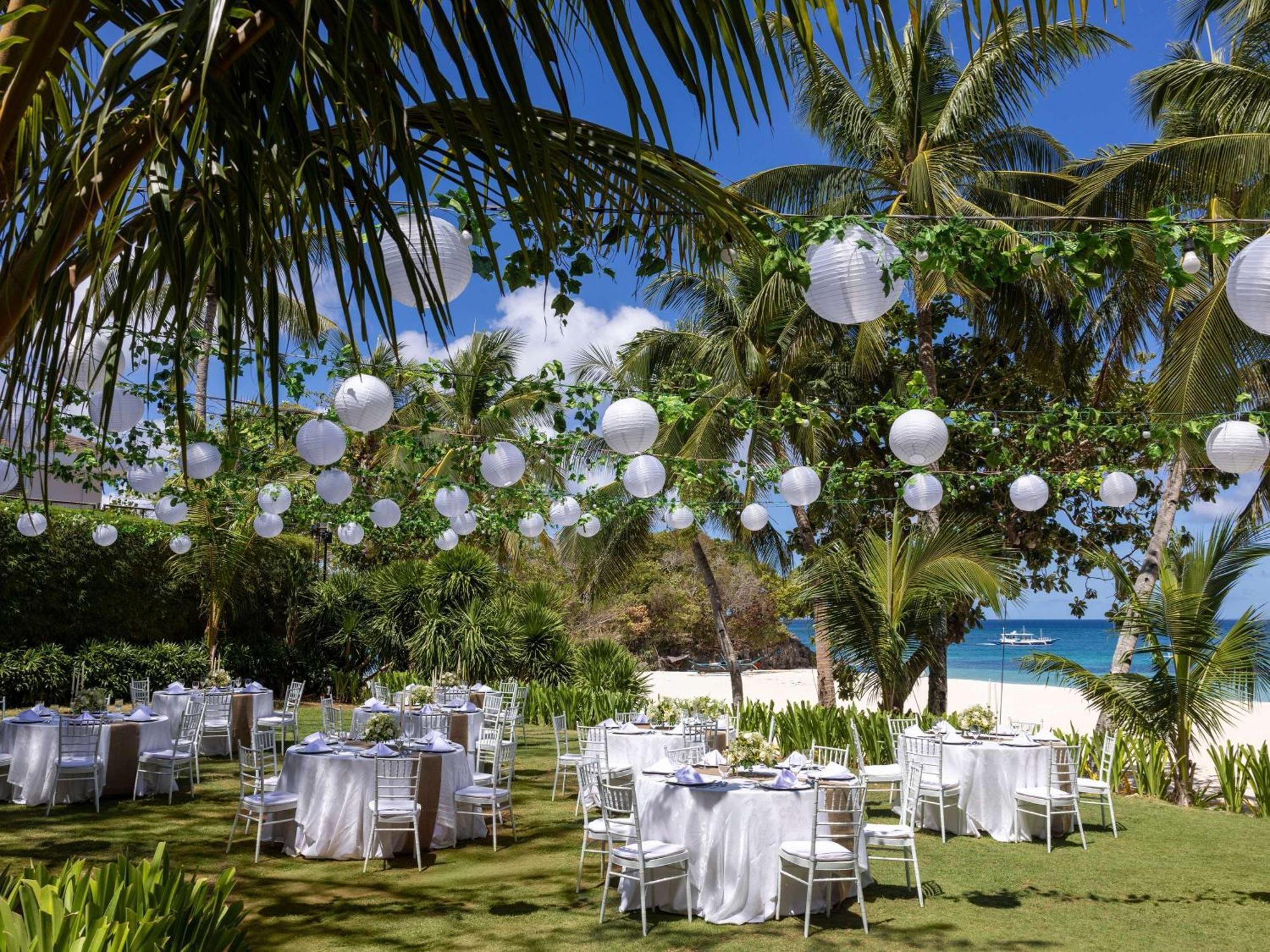 Movenpick Resort & Spa Boracay Yapak Extérieur photo A wedding reception at the Four Seasons Resort Maldives at Landaa Giraavili