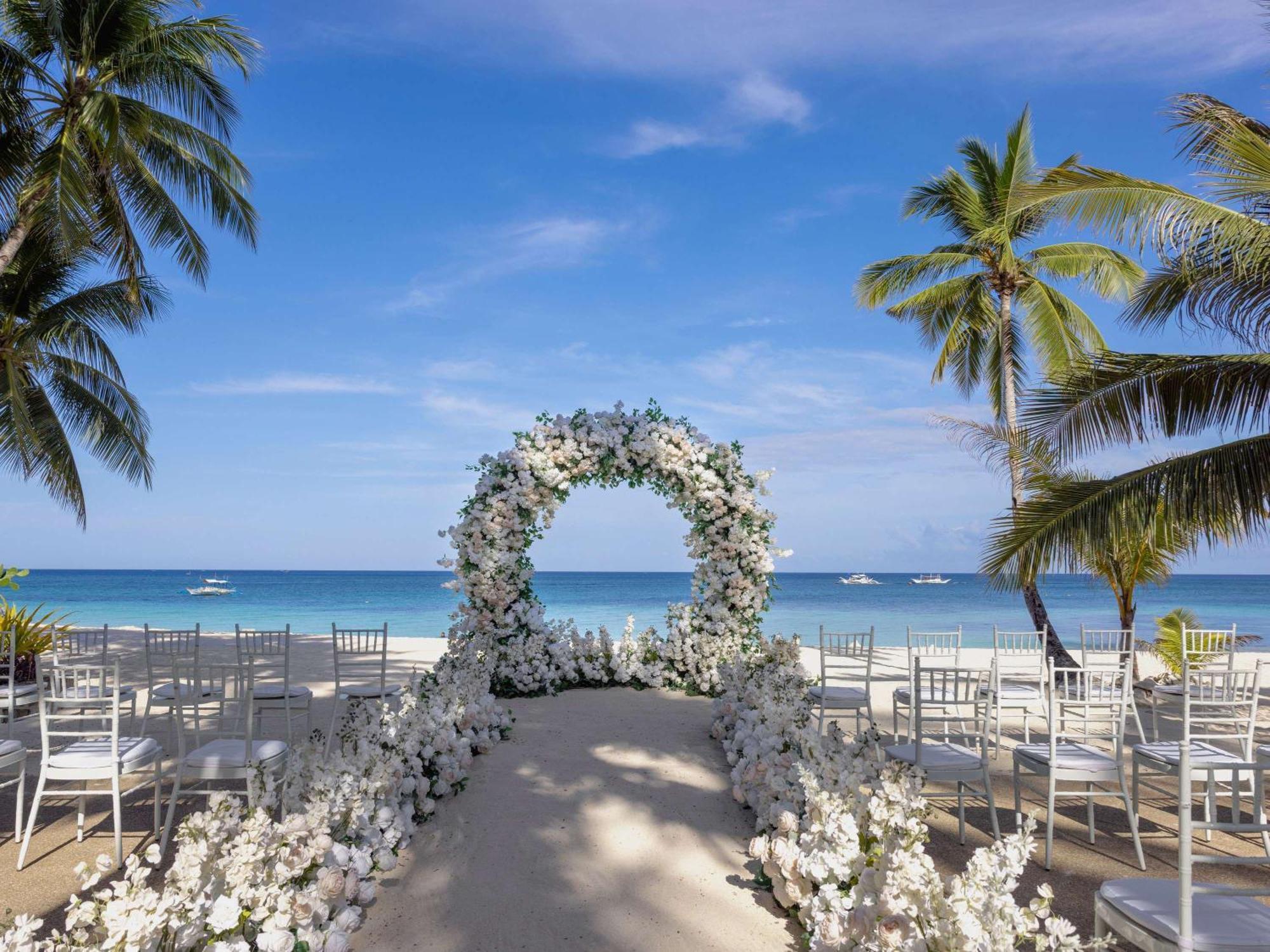 Movenpick Resort & Spa Boracay Yapak Extérieur photo A beach wedding in Cancun, Mexico