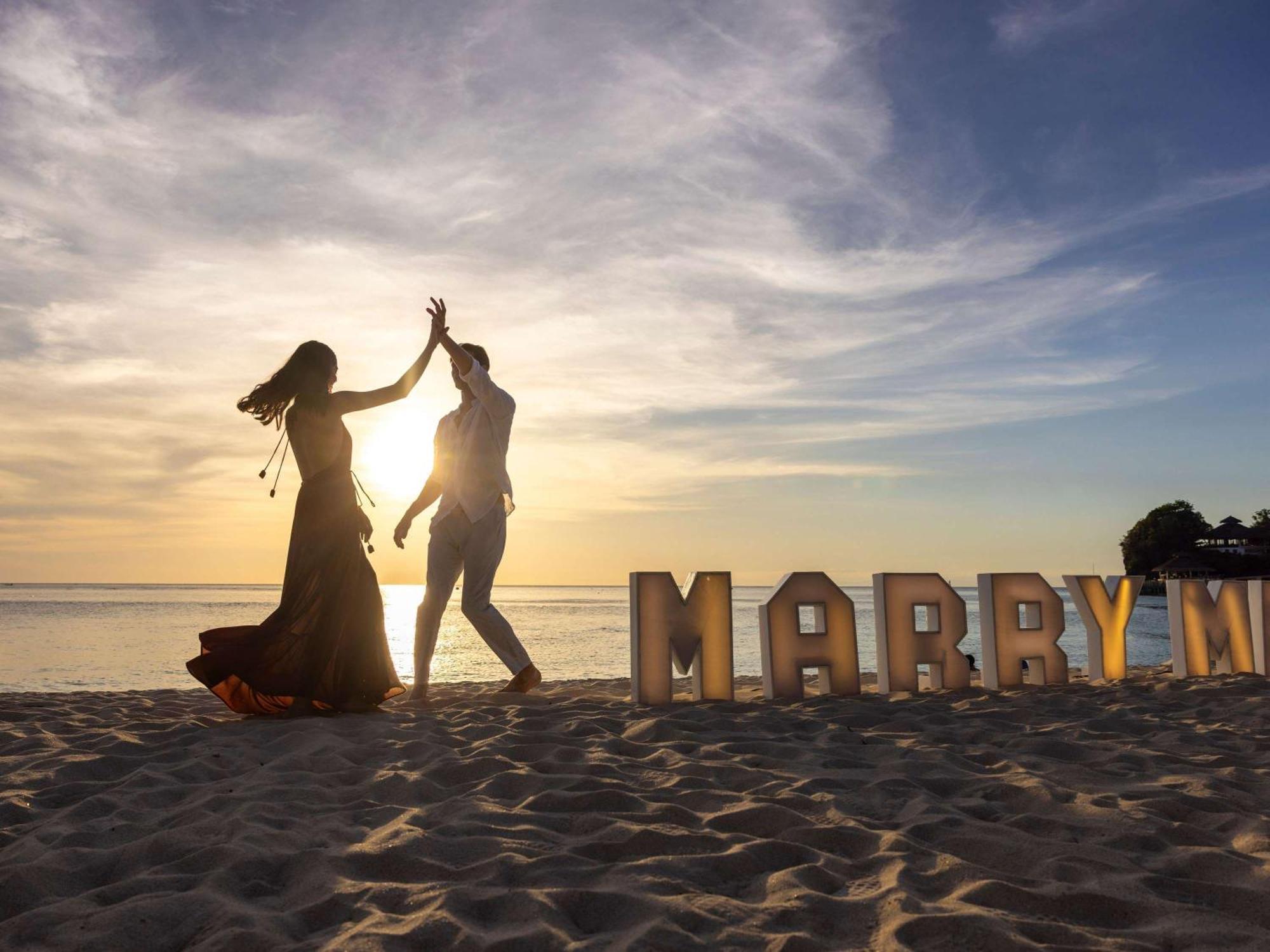 Movenpick Resort & Spa Boracay Yapak Extérieur photo A newly married couple on a beach