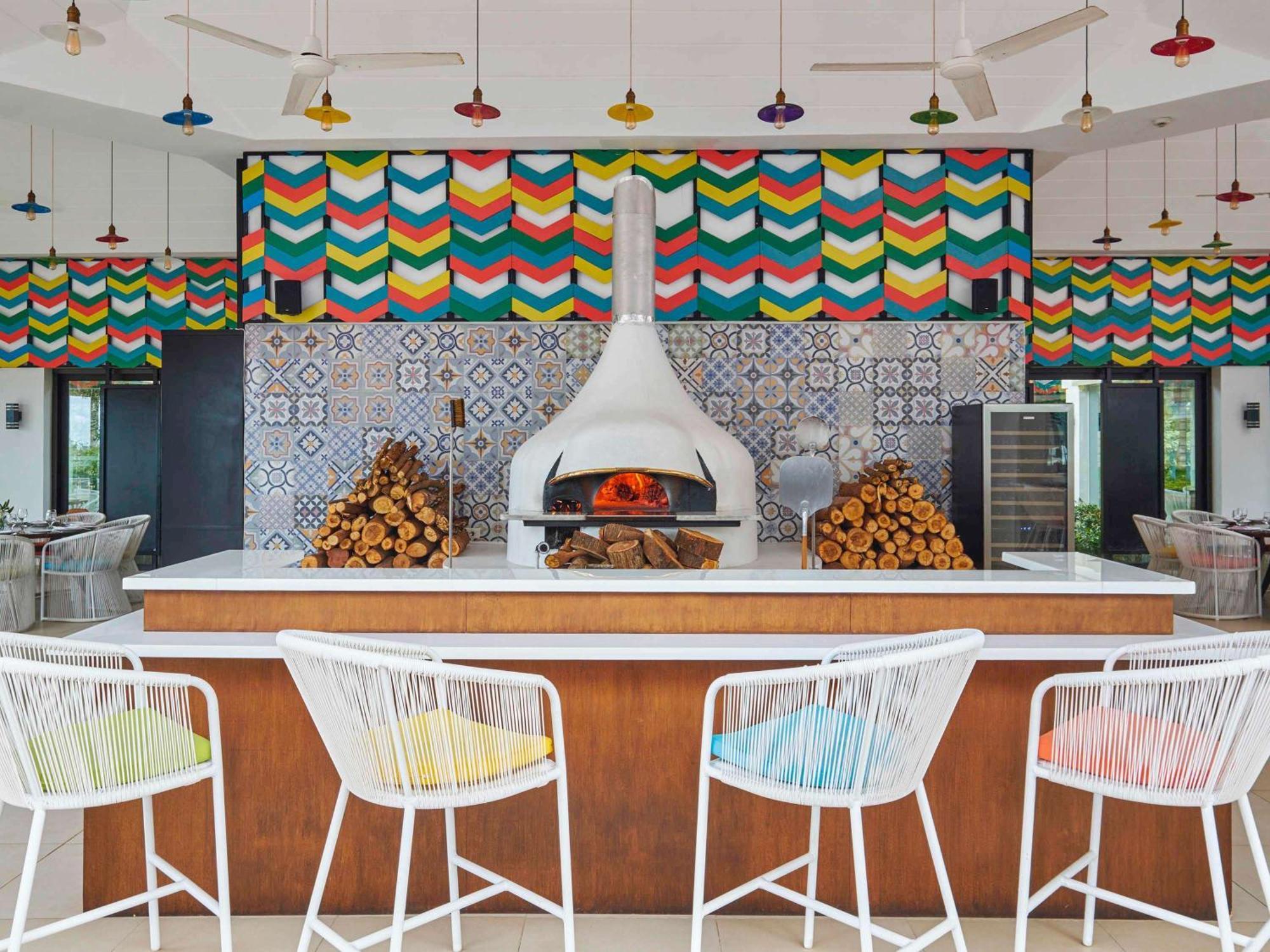 Movenpick Resort & Spa Boracay Yapak Extérieur photo The Pizza Bar at the Hotel