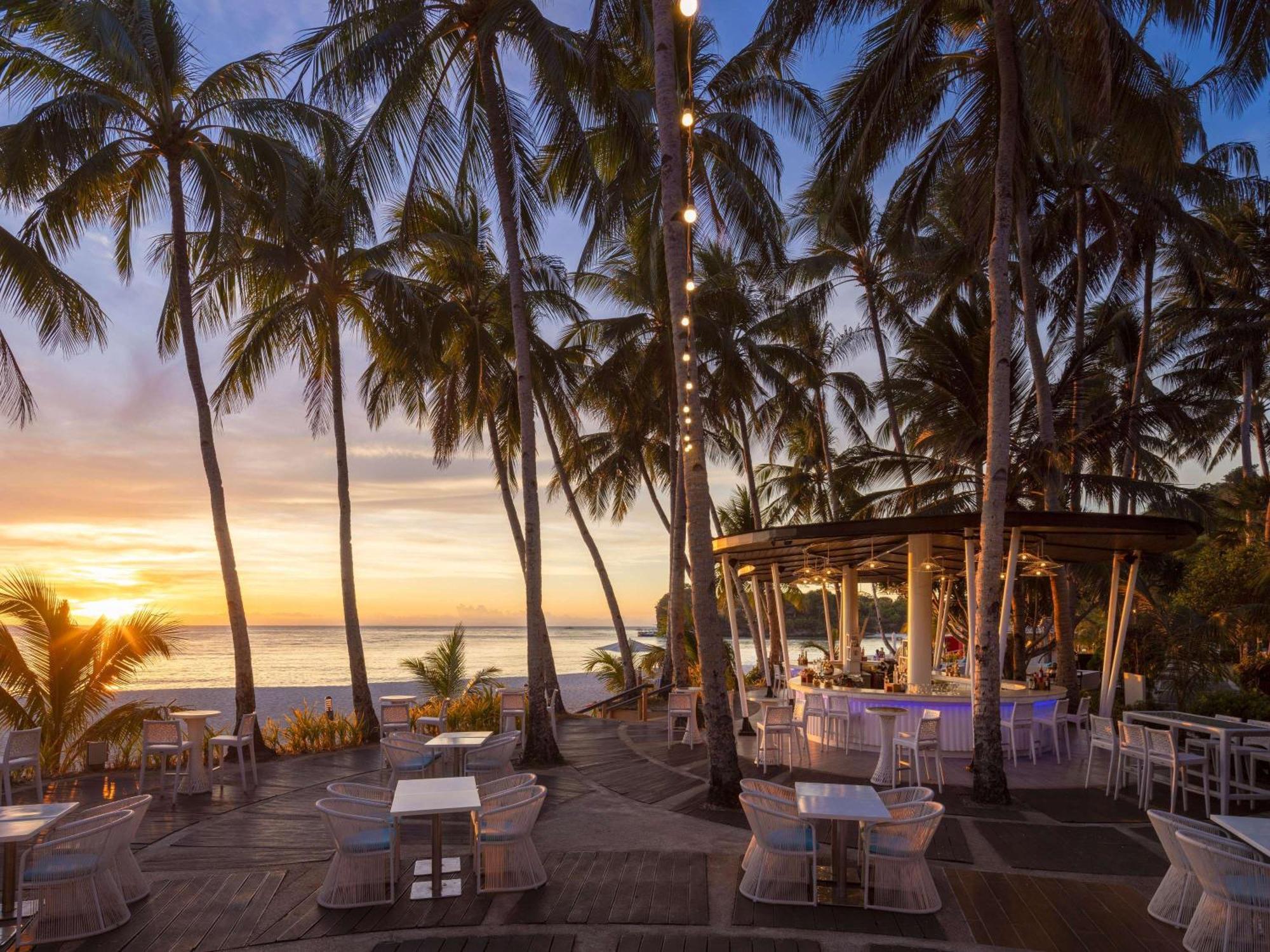 Movenpick Resort & Spa Boracay Yapak Extérieur photo Sunset at the beach bar