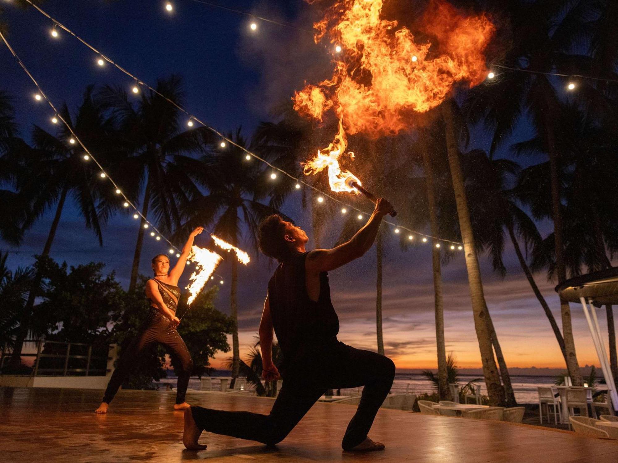Movenpick Resort & Spa Boracay Yapak Extérieur photo Luau at the Royal Hawaiian Hotel