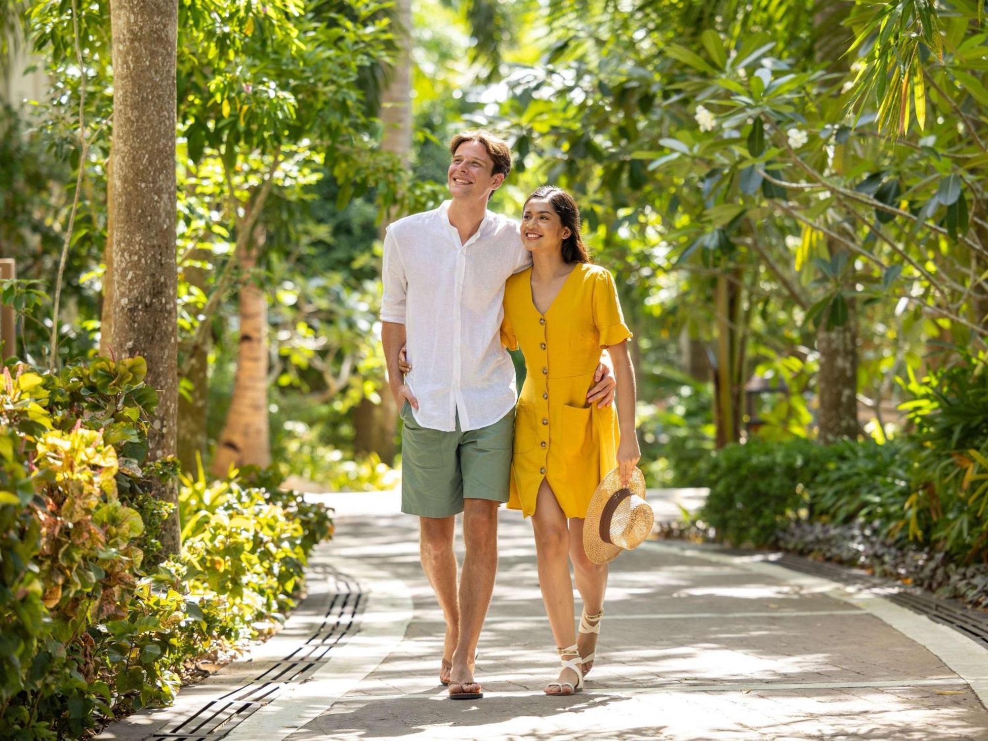 Movenpick Resort & Spa Boracay Yapak Extérieur photo A couple walking together