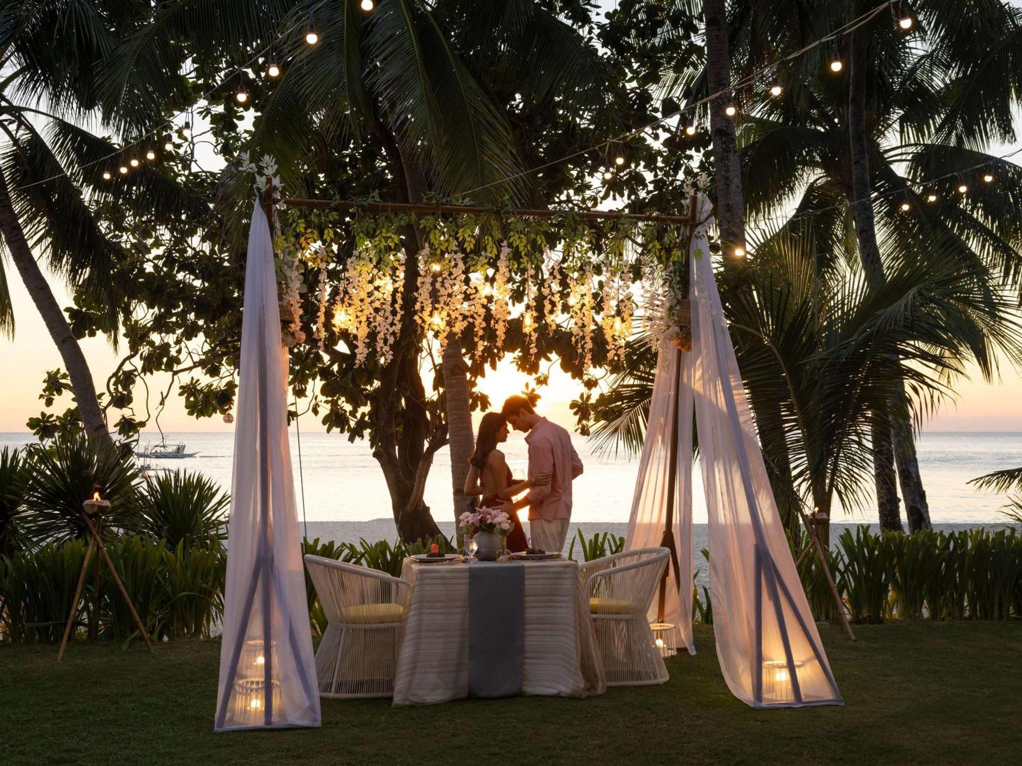 Movenpick Resort & Spa Boracay Yapak Extérieur photo A romantic dinner at the beach