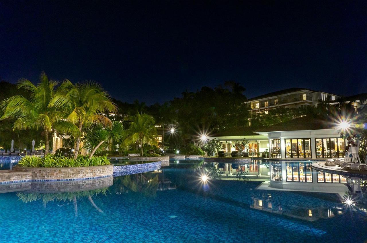 Movenpick Resort & Spa Boracay Yapak Extérieur photo The resort at night