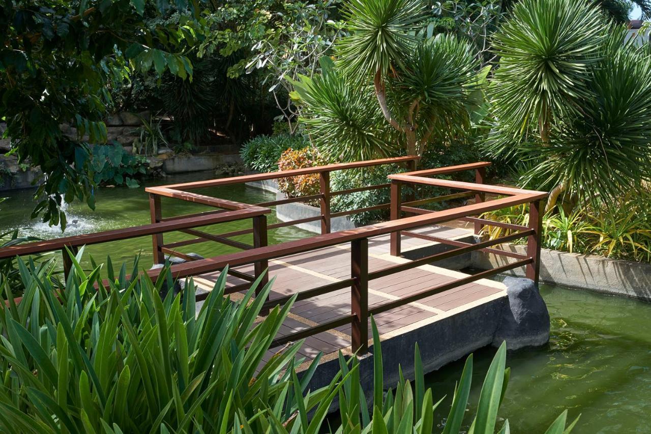 Movenpick Resort & Spa Boracay Yapak Extérieur photo The bridge at the entrance of the park